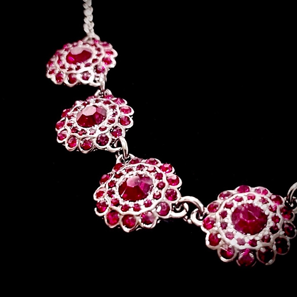 ☃️ NWT Red Rhinestone Necklace - Picture 3 of 10